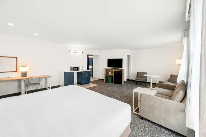 Barrington Hotel & Suites