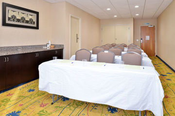 Holiday Inn Express Hotel & Su
