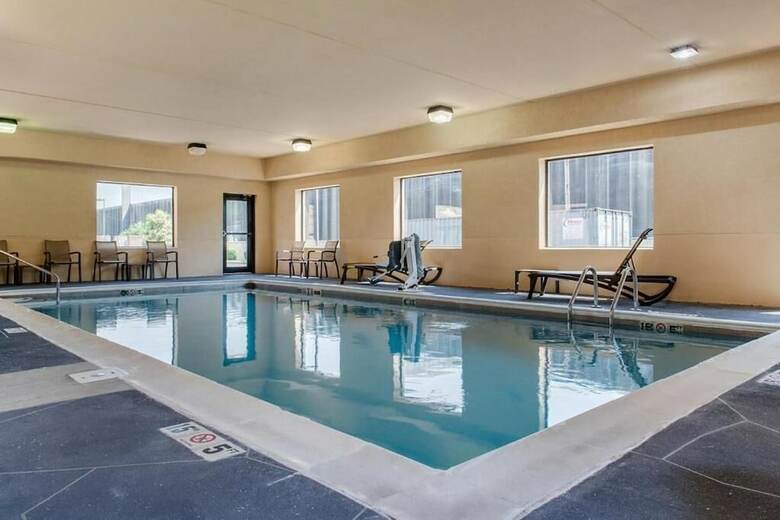 Hotel Comfort Suites Airport