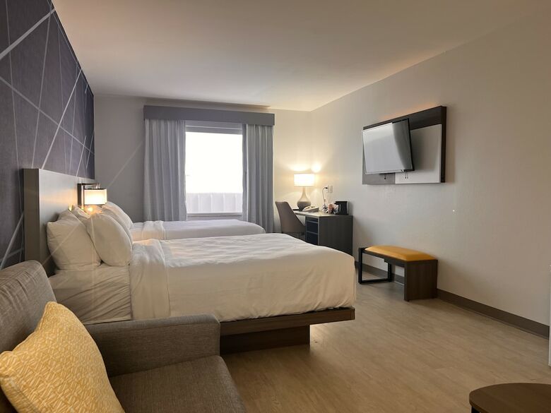 Hotel Comfort Suites Airport