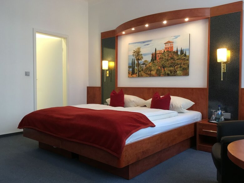 Hotel West