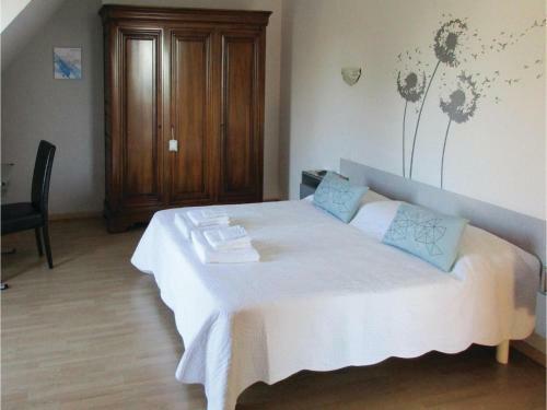 Five-bedroom Holiday Home In Moelan-sur-mer