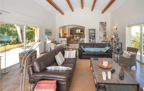 Five-bedroom Holiday Home In Les Adrets D L�esterel