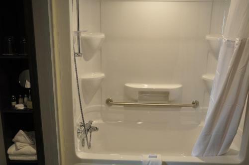 Hotel H�tel & Suites Le Dauphin Qu�bec