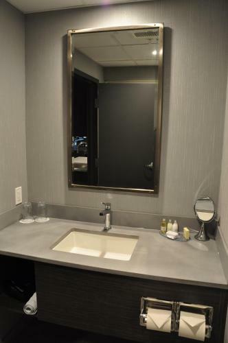 Hotel H�tel & Suites Le Dauphin Qu�bec