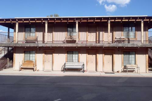 Motel Budget Host Inn Tombstone