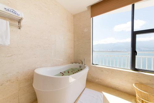 Dali Erhai Longwan Holiday Hotel