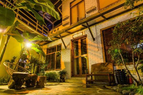 Hostal Daliguchengtuohuoluoyihao Guest House