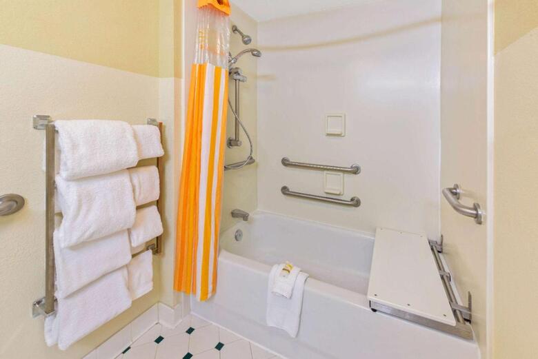 Hotel La Quinta Inn & Suites Usf (Near Busch Gardens)