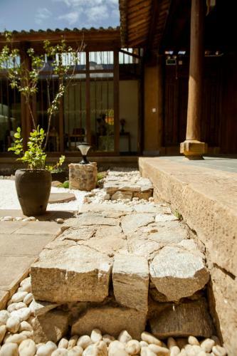 Posada Shaxi Square Inn