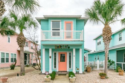 Vibrant House- Village Walk
