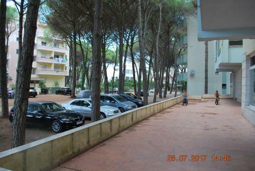Arbi's Pool View Apartment