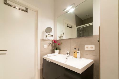 Grand Place The Looks Apartment