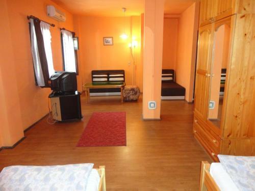 Hostal Guest House The House