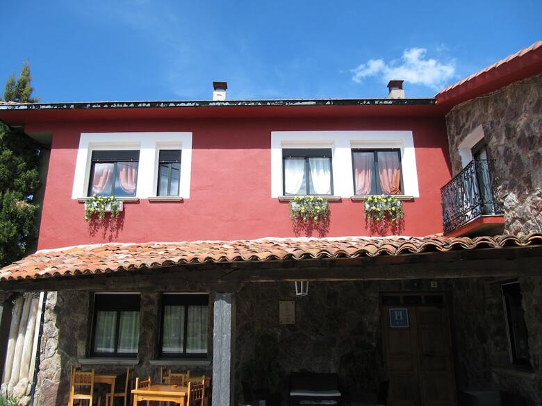 Hostal Las Cavenes Del Cabaco