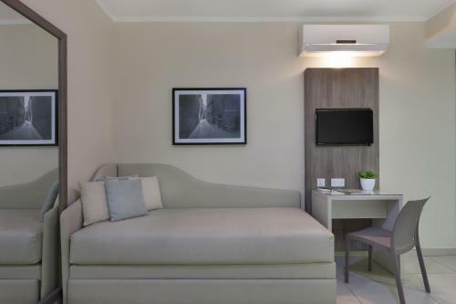 Hostal 115 The Strand Hotel And Suites