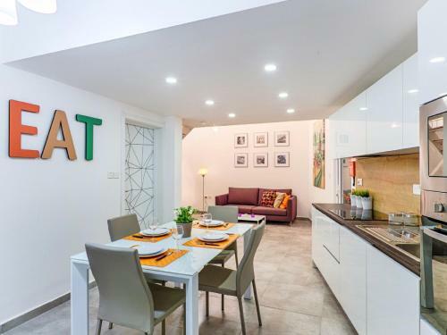 Designer Finished Maisonette With Pool