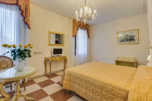 Hotel At Leonard