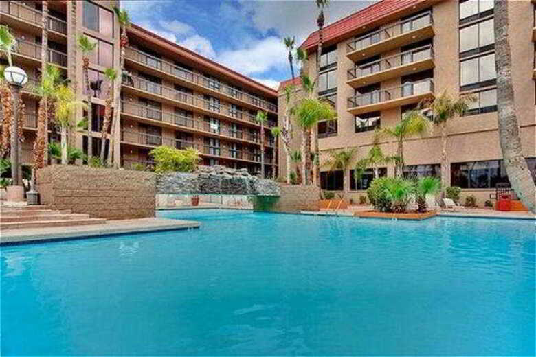 Hotel Holiday Inn & Suites