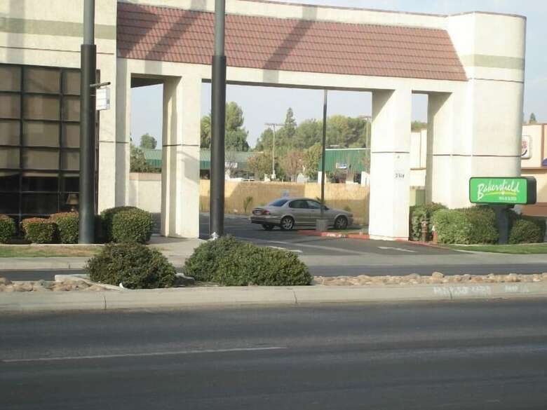Hotel Bakersfield Inn & Suites