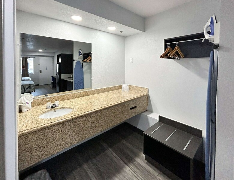Hotel Bakersfield Inn & Suites