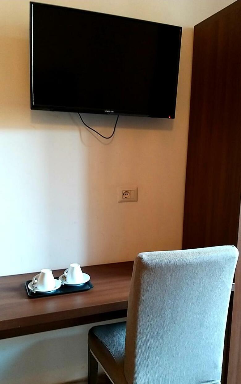 Hostal Roma My Home B&B
