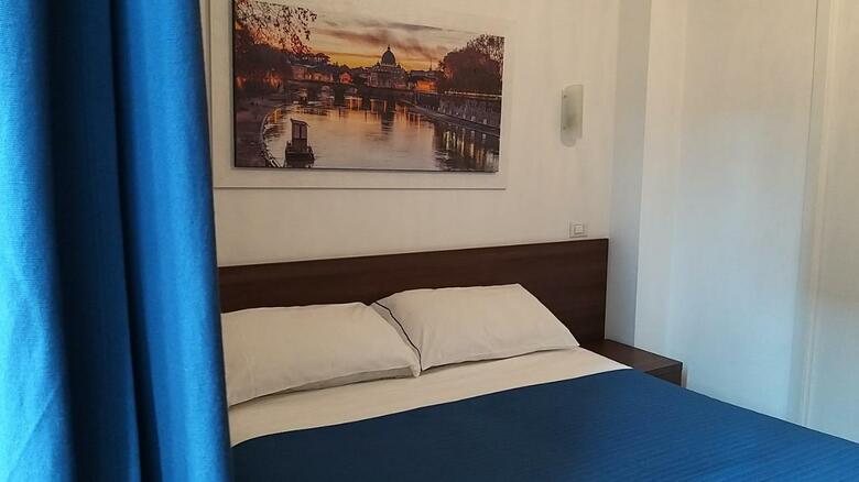 Hostal Roma My Home B&B