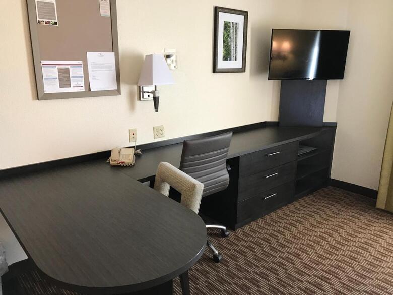 Hotel *candlewood Suites*