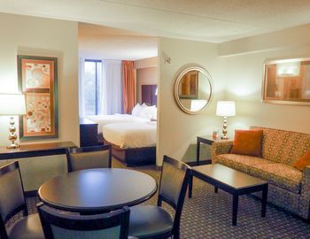 Hotel *hawthorn Suites*