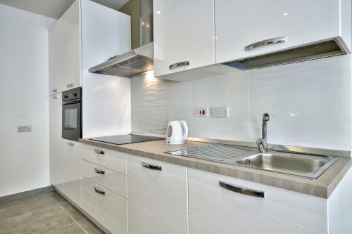 Off The Strand, Modern 3-bedroom Apartment