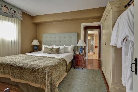 Hotel Queen's Landing