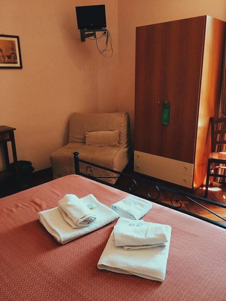 Hostal B&B Roman Rooms