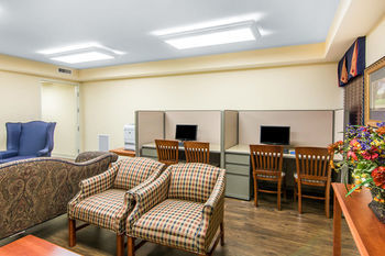 Hotel Patrick Henry Inn And Suites