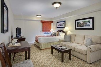 Hotel Patrick Henry Inn And Suites