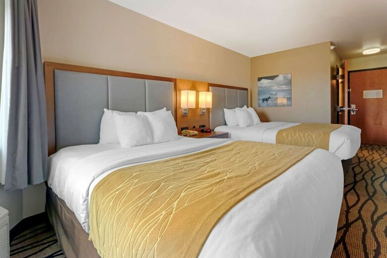 Holiday Inn Express Hotel & Suites