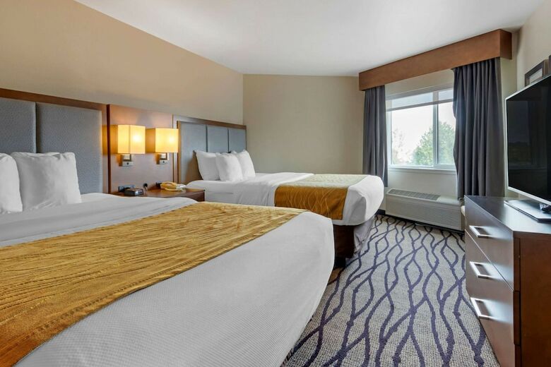 Holiday Inn Express Hotel & Suites