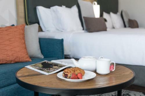 Hotel The Crystal Lodge And Suites
