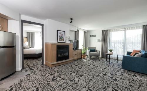 Hotel The Crystal Lodge And Suites