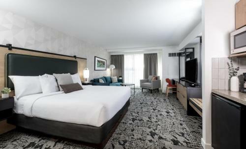 Hotel The Crystal Lodge And Suites