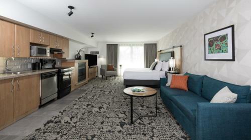 Hotel The Crystal Lodge And Suites