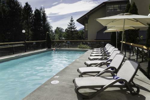 Hotel The Crystal Lodge And Suites