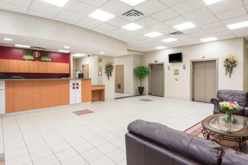 Hotel Super 8 By Wyndham Mississauga