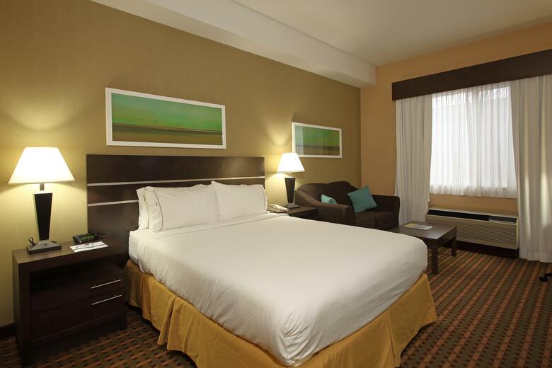 Holiday Inn Express Hotel & Suites Vernon