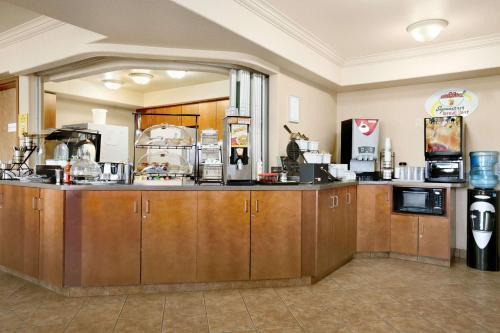 Hotel Super 8 By Wyndham High Level Ab