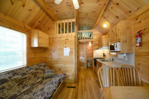 Lake George Escape 28 Ft. Cabin 14