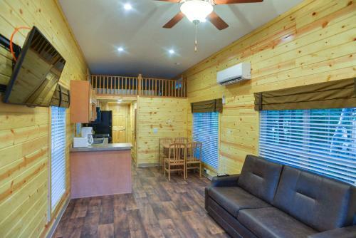 Lake George Escape 24 Ft. Cabin 4