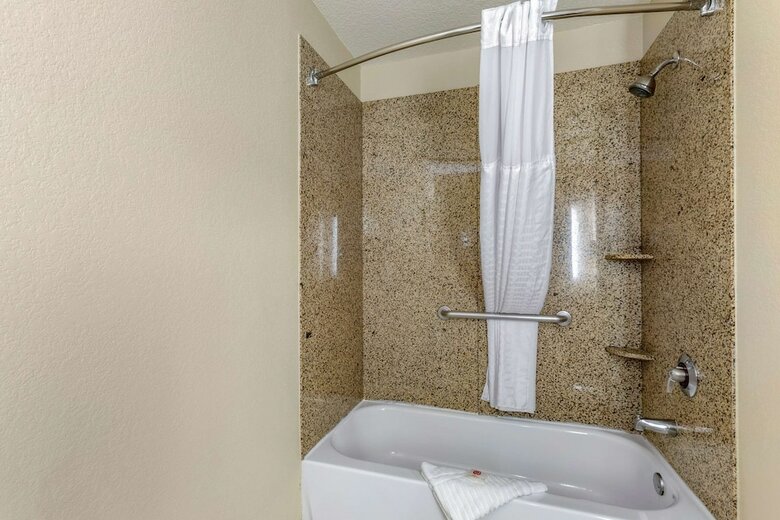 Hotel Comfort Suites Airport