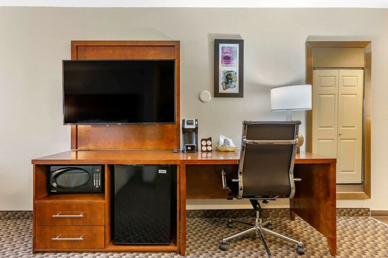 Hotel Comfort Suites Airport