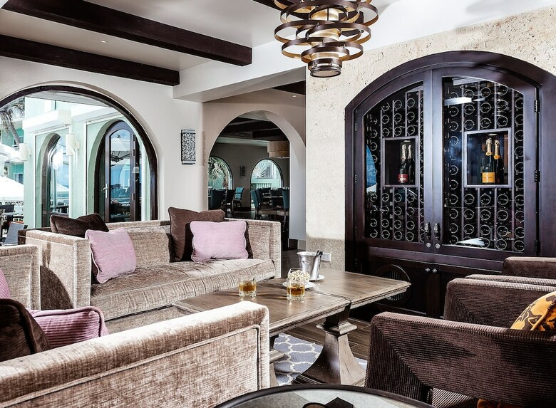 Hotel Oyster Bay Beach Resort
