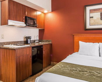 Hotel Comfort Suites Airport